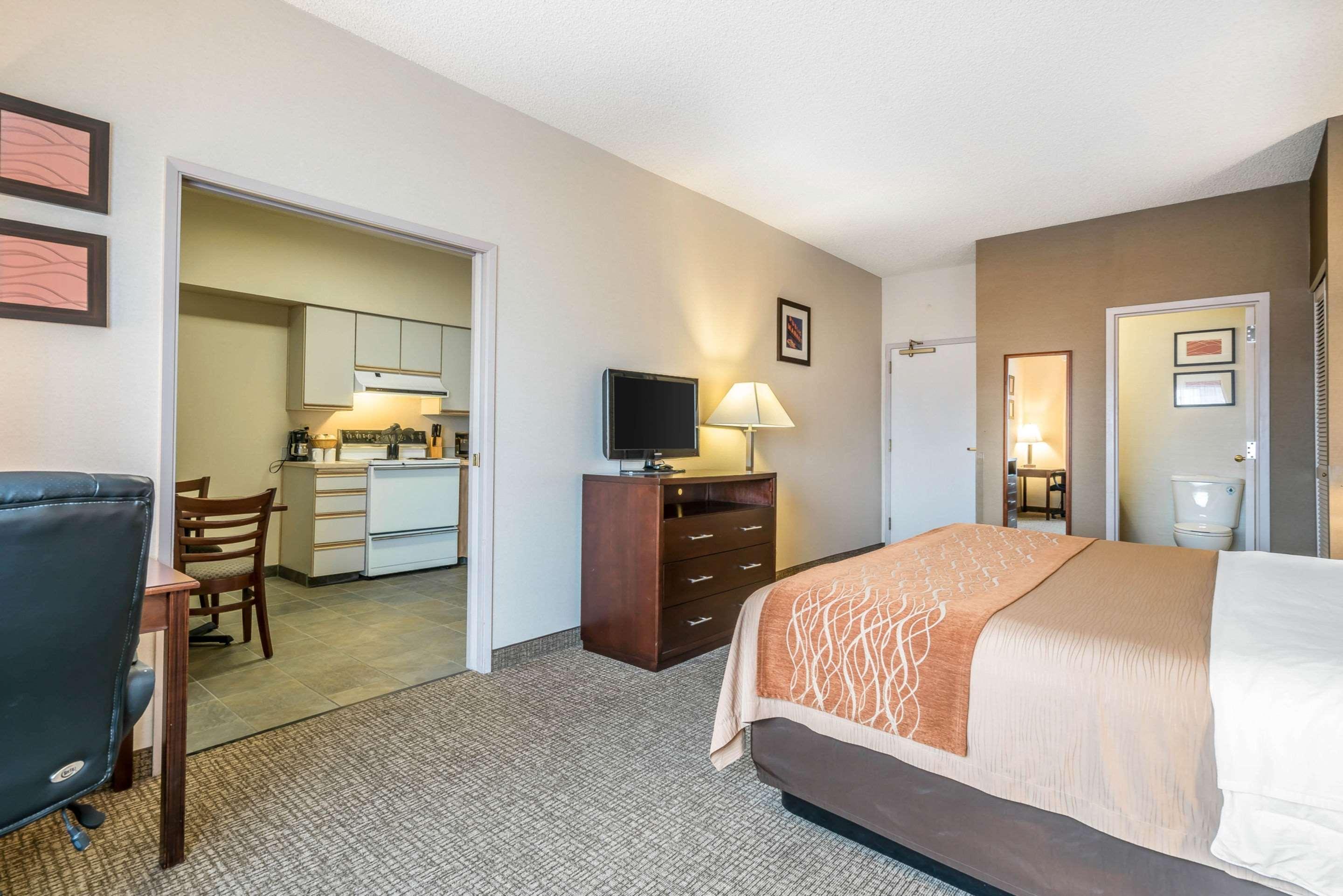 Comfort Inn & Suites Seattle North Exterior photo